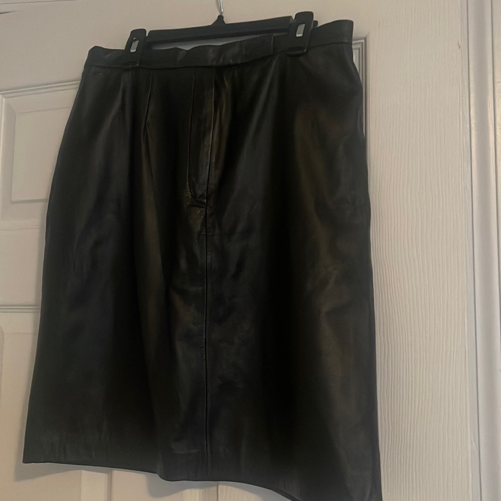 Beautiful black comfortable leather skirt by Apostrophe !!!